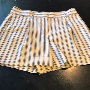NWOT Women’s 8/ Ann Taylor Striped Shorts 🌈